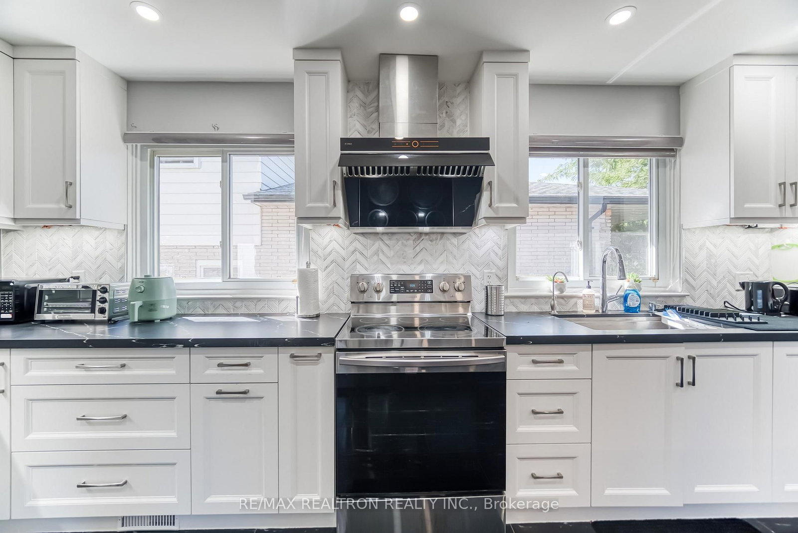 157 Darlingside Drive • Toronto, ON photo 8