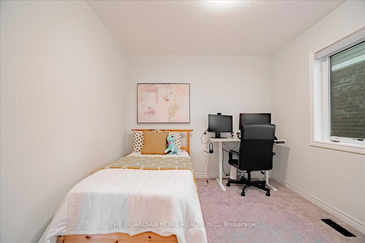 45 Barkerville Dr, Whitby, view 36