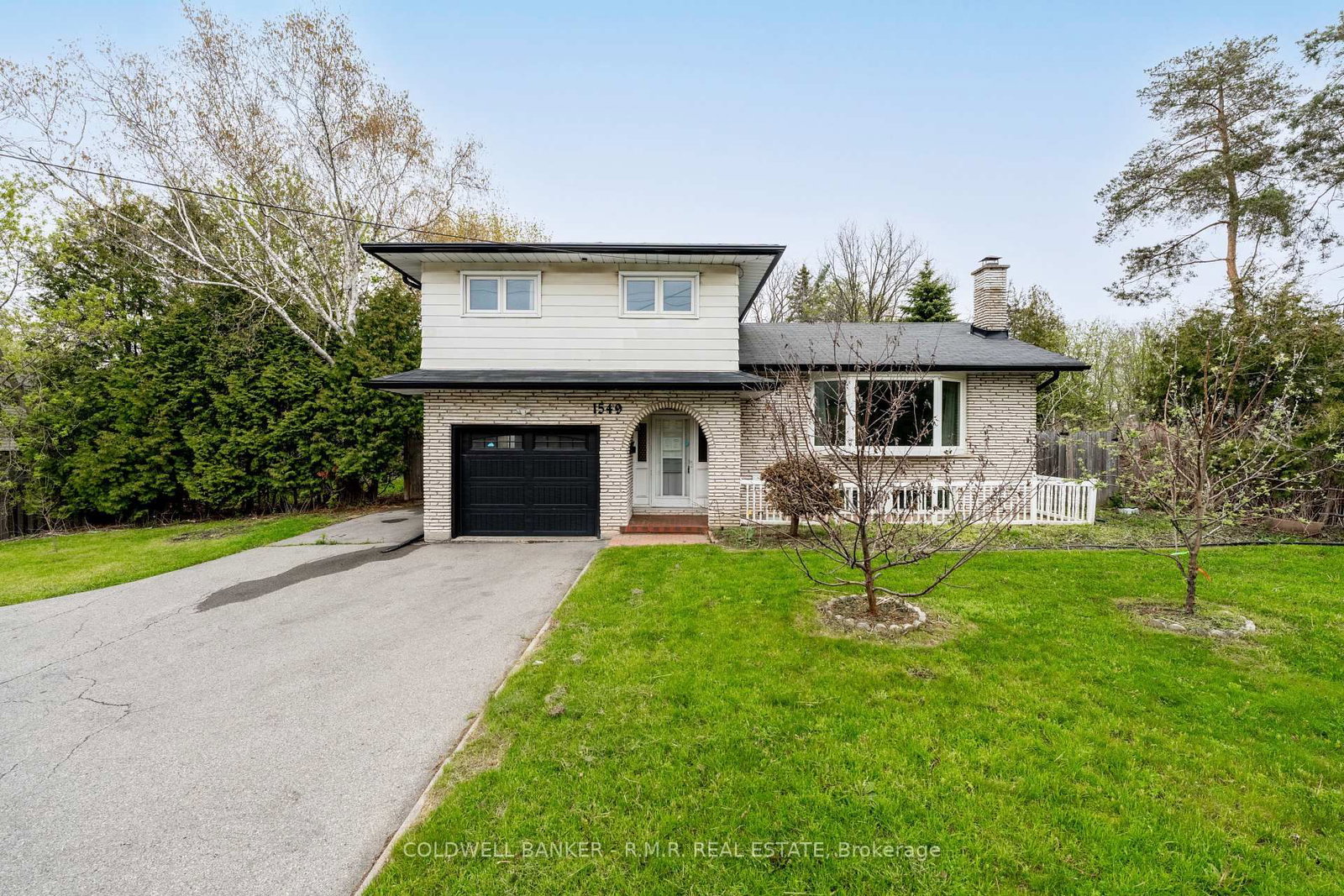 1549 Simcoe Street N • Oshawa, ON photo 1
