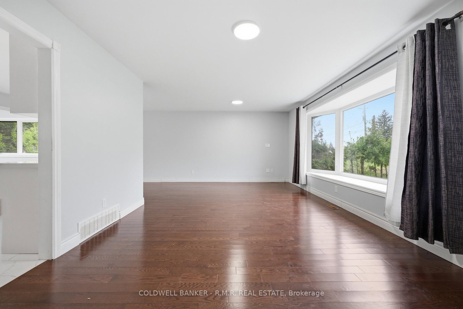 1549 Simcoe Street N • Oshawa, ON photo 6