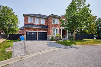 8 Mackeller Court • Ajax, ON photo 2