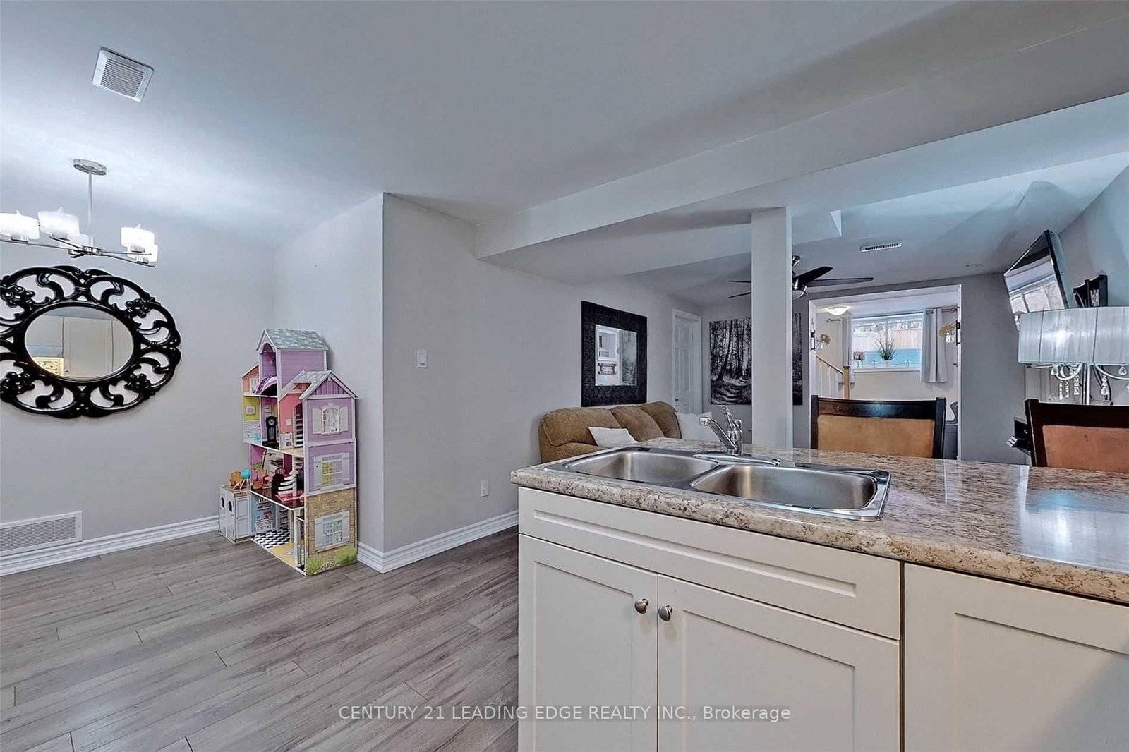 308 Elgin St, Oshawa, view 4