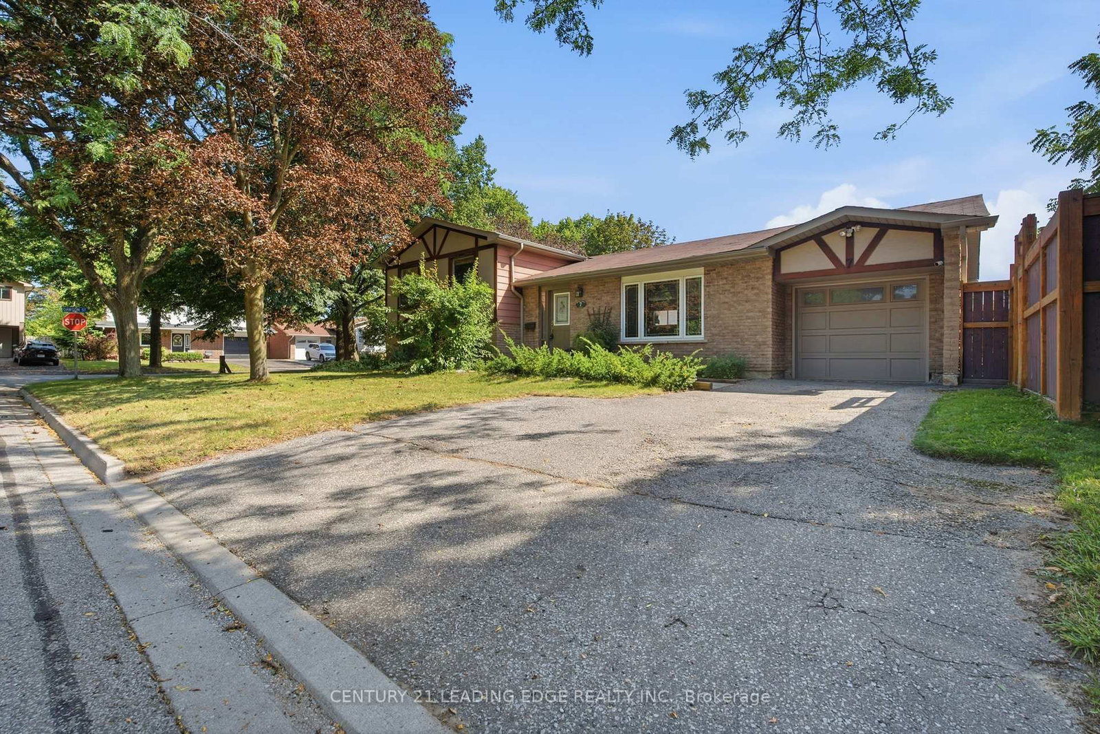 7 DAWSON Street • Whitby, ON photo 5
