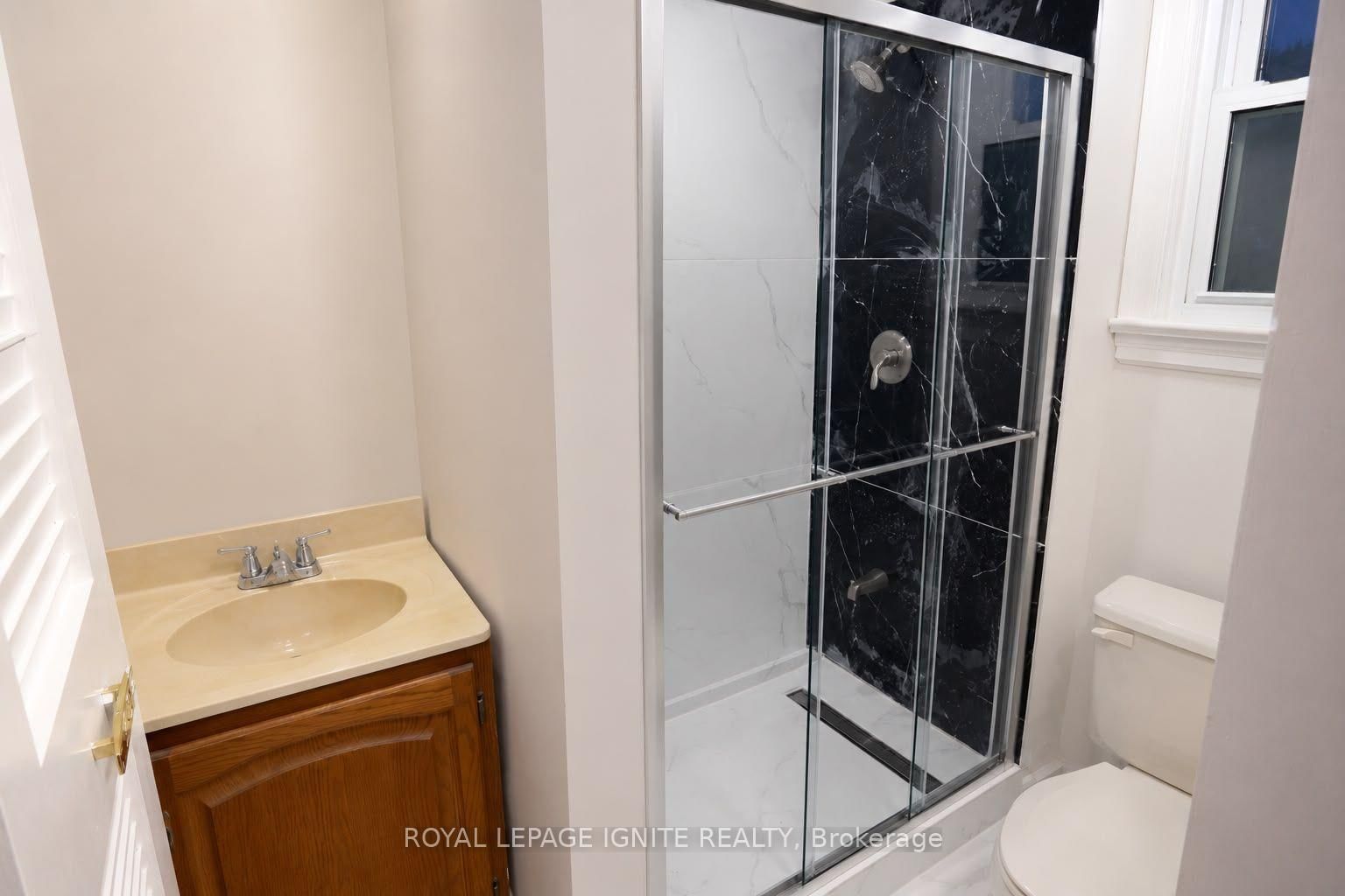 Main-820 Simcoe St, Oshawa, view 10