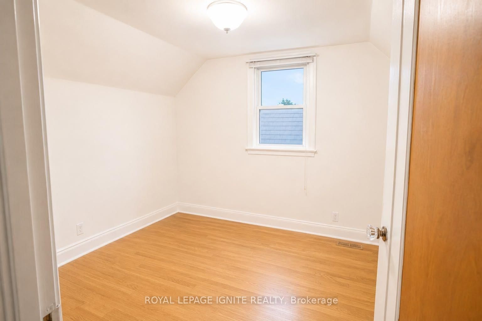Main-820 Simcoe St, Oshawa, view 6
