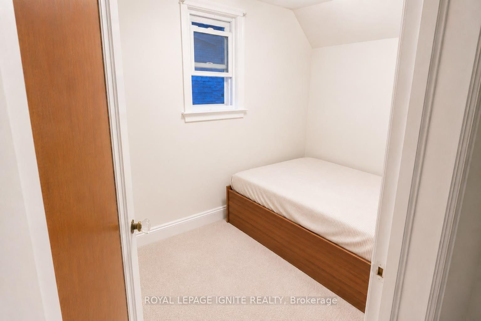 Main-820 Simcoe St, Oshawa, view 8