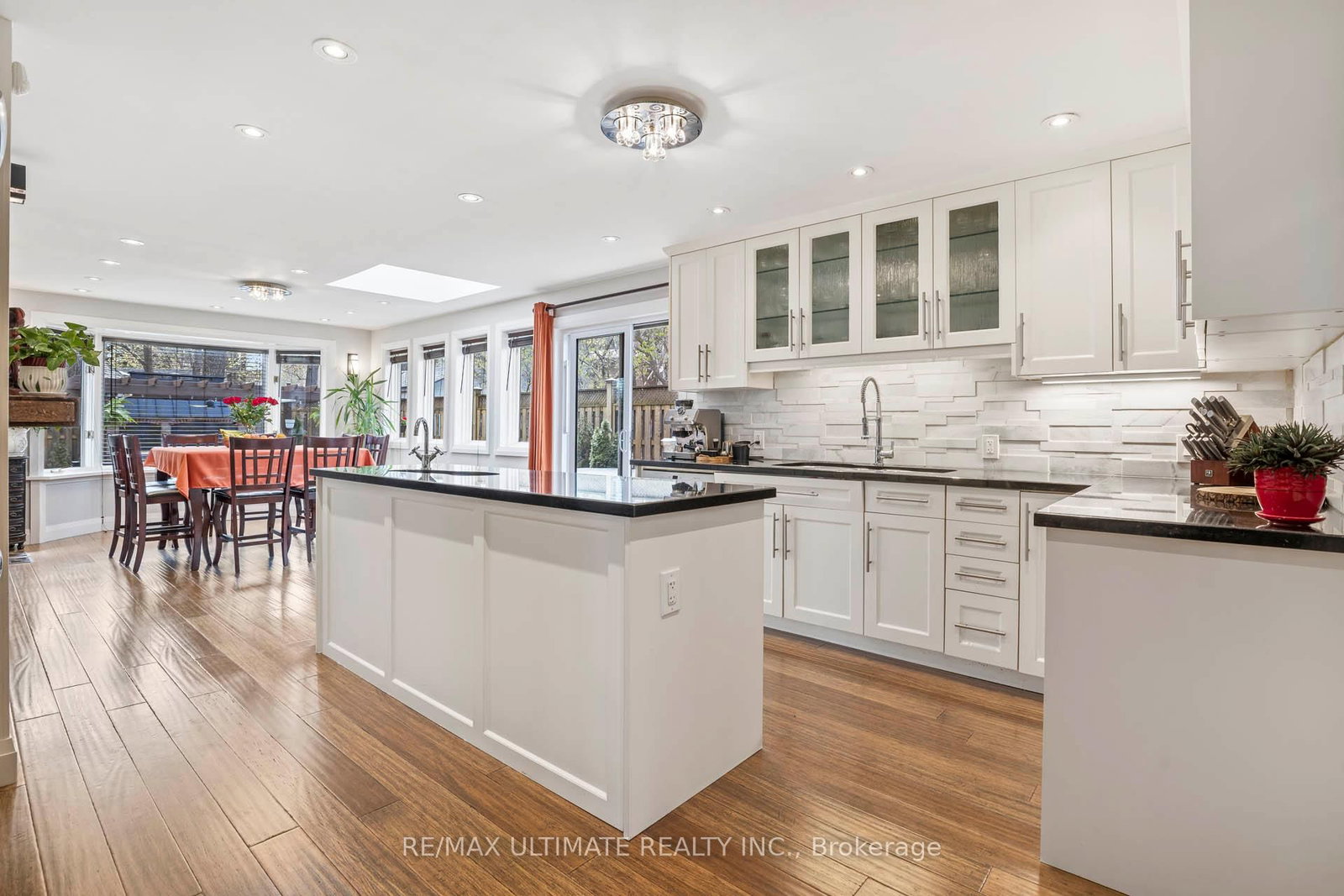 21 Brinloor Boulevard • Toronto, ON photo 5