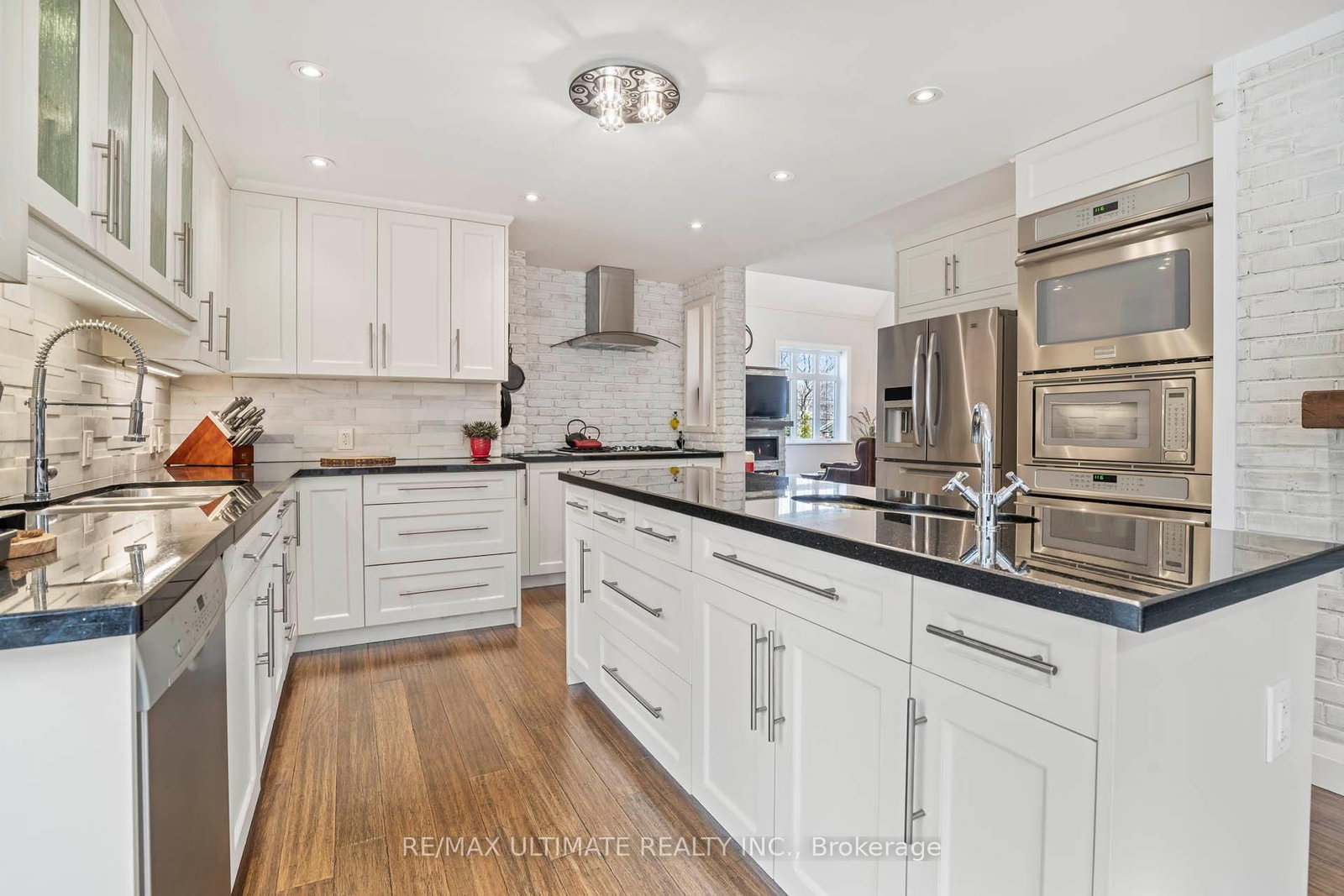 21 Brinloor Boulevard • Toronto, ON photo 6