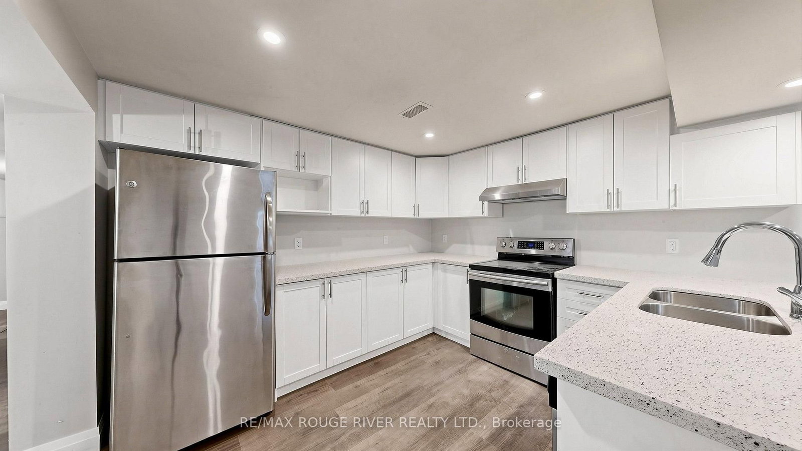 Lower-46 Sunset Dr, Oshawa, view 12