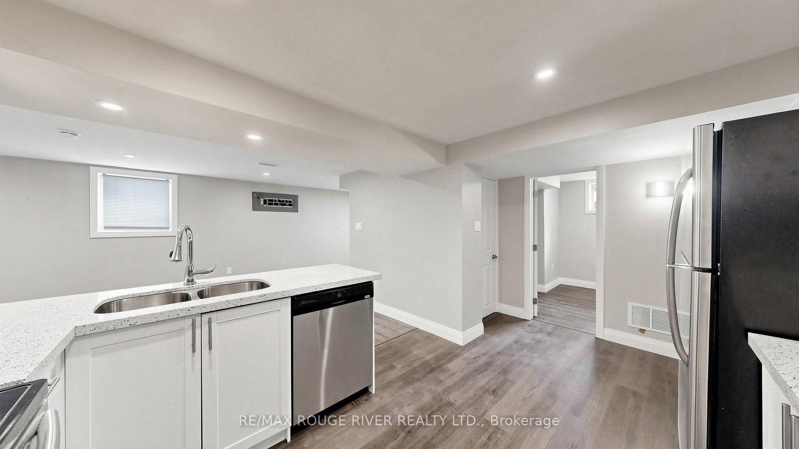 Lower-46 Sunset Dr, Oshawa, view 13
