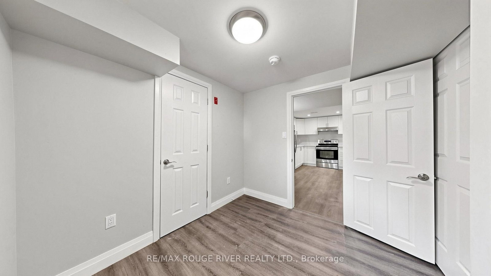Lower-46 Sunset Dr, Oshawa, view 20
