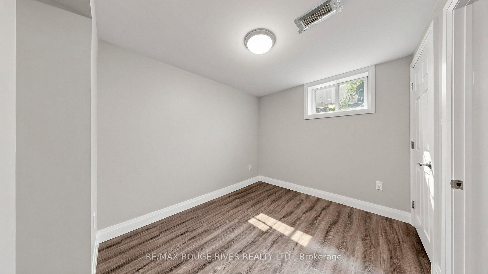 Lower-46 Sunset Dr, Oshawa, view 28