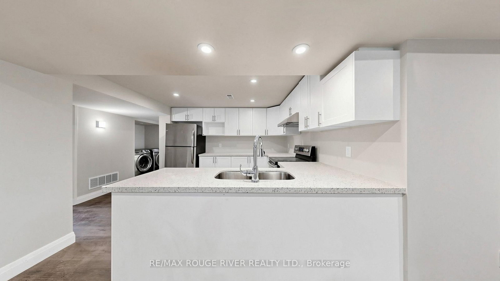 Lower-46 Sunset Dr, Oshawa, view 9