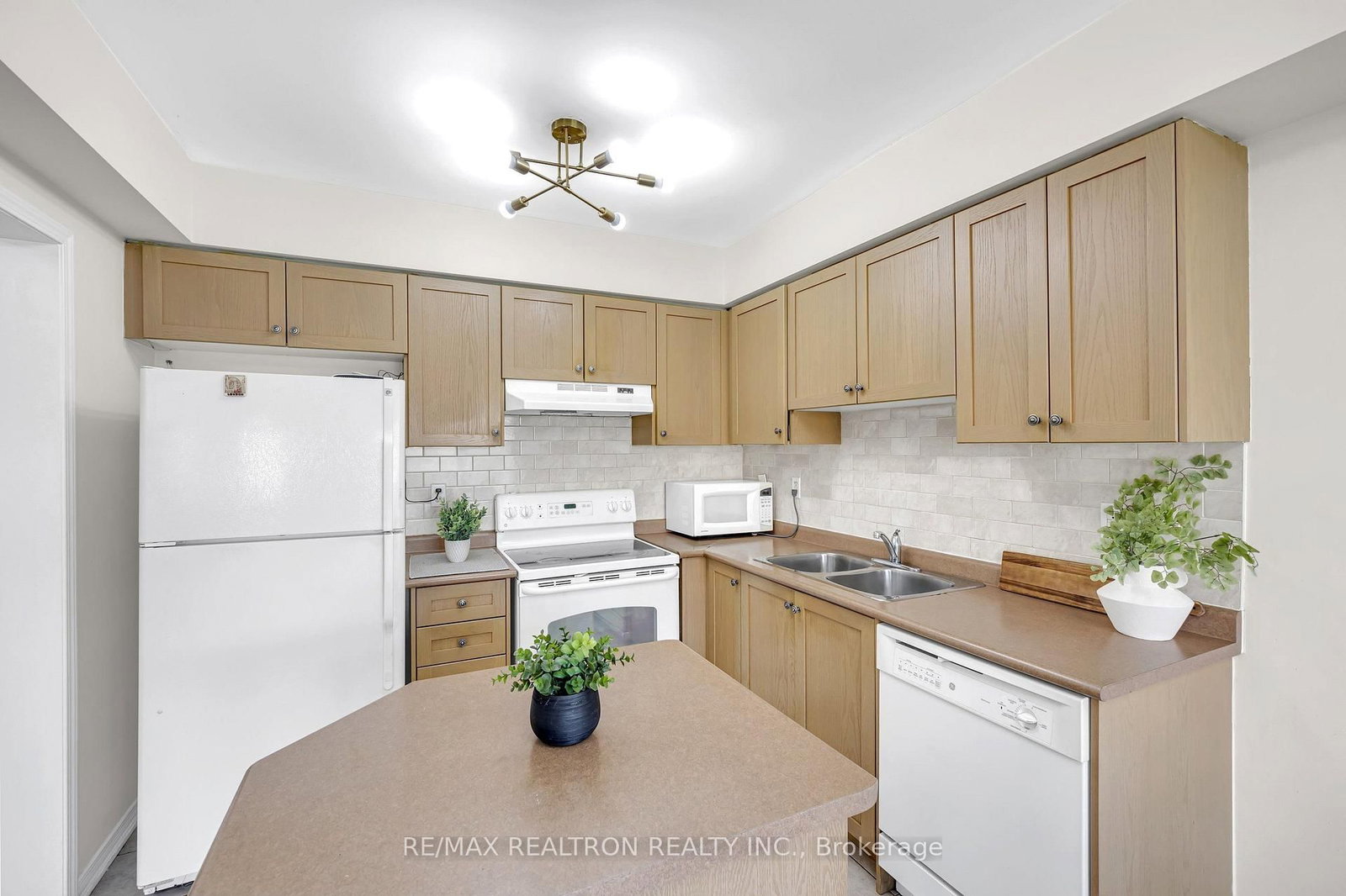 95 Beer Crescent • Ajax, ON photo 7