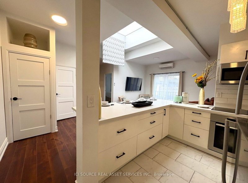4 - 754 Queen Street E