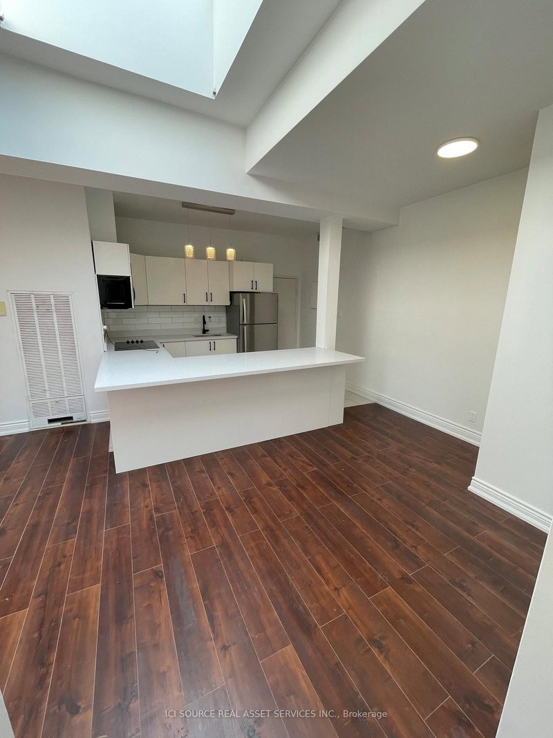 4 - 754 Queen Street E