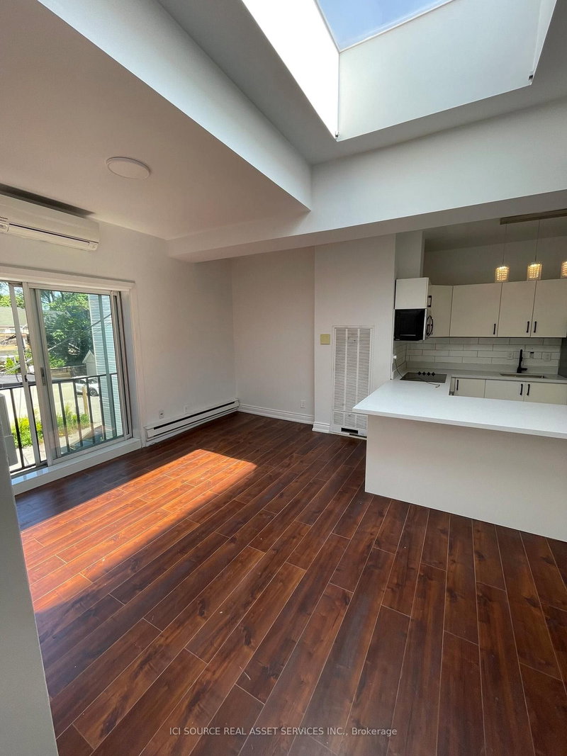 4 - 754 Queen Street E