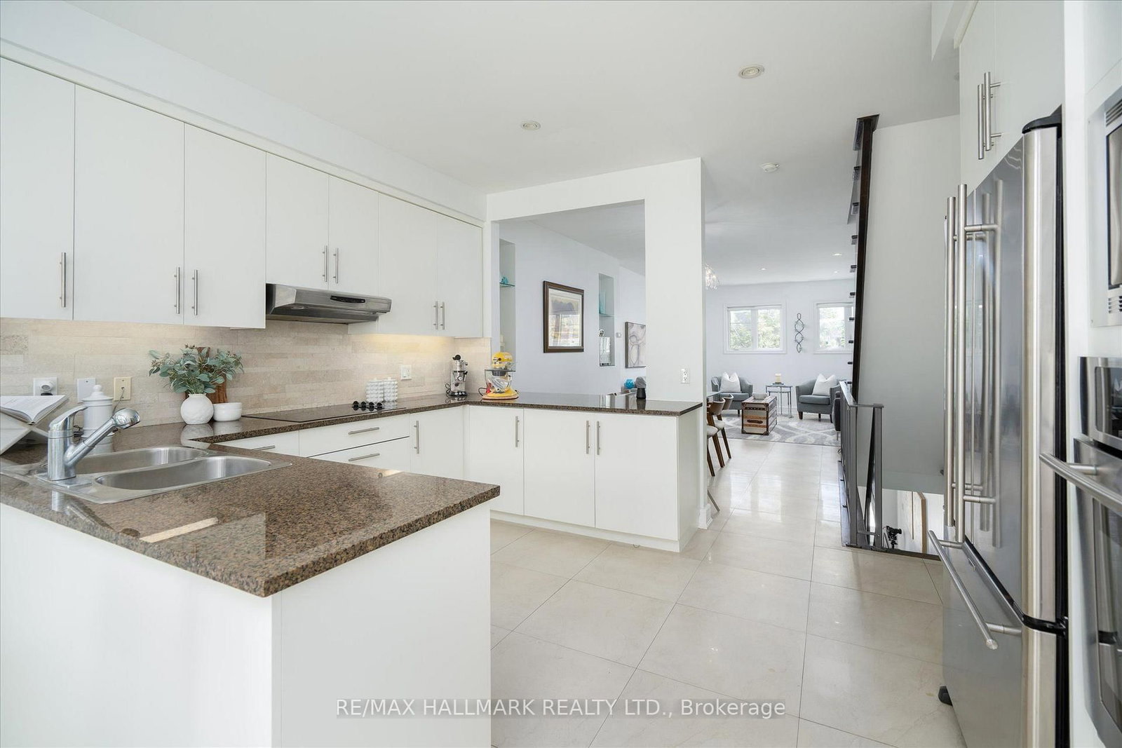 82 Woodbine Avenue • Toronto, ON photo 8