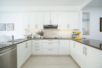 82 Woodbine Avenue • Toronto, ON photo 9