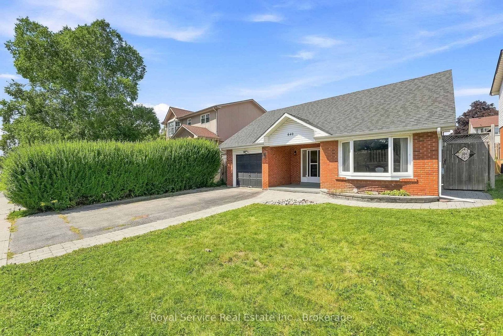 640 Hillcroft Street • Oshawa, ON photo 2