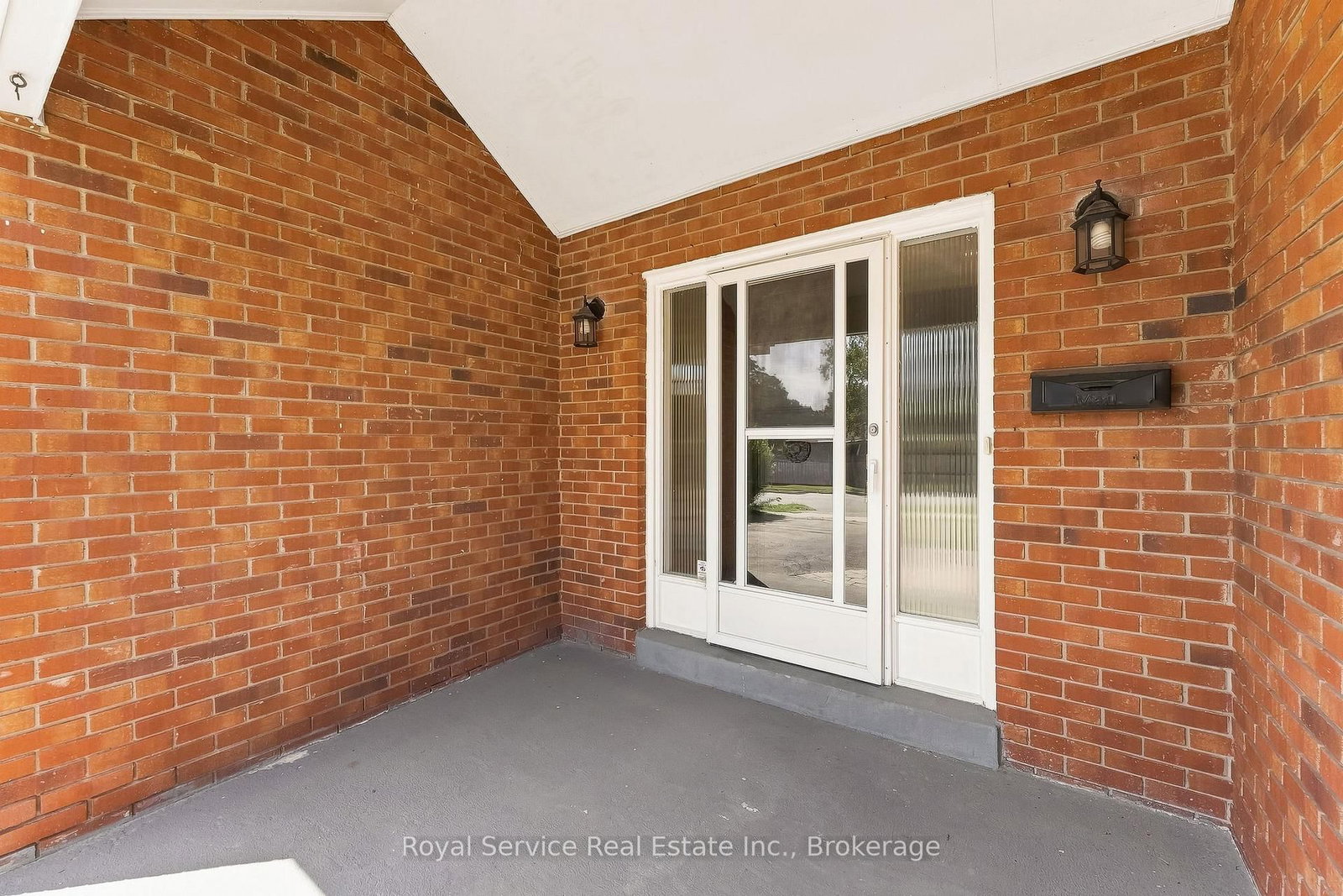 640 Hillcroft Street • Oshawa, ON photo 3