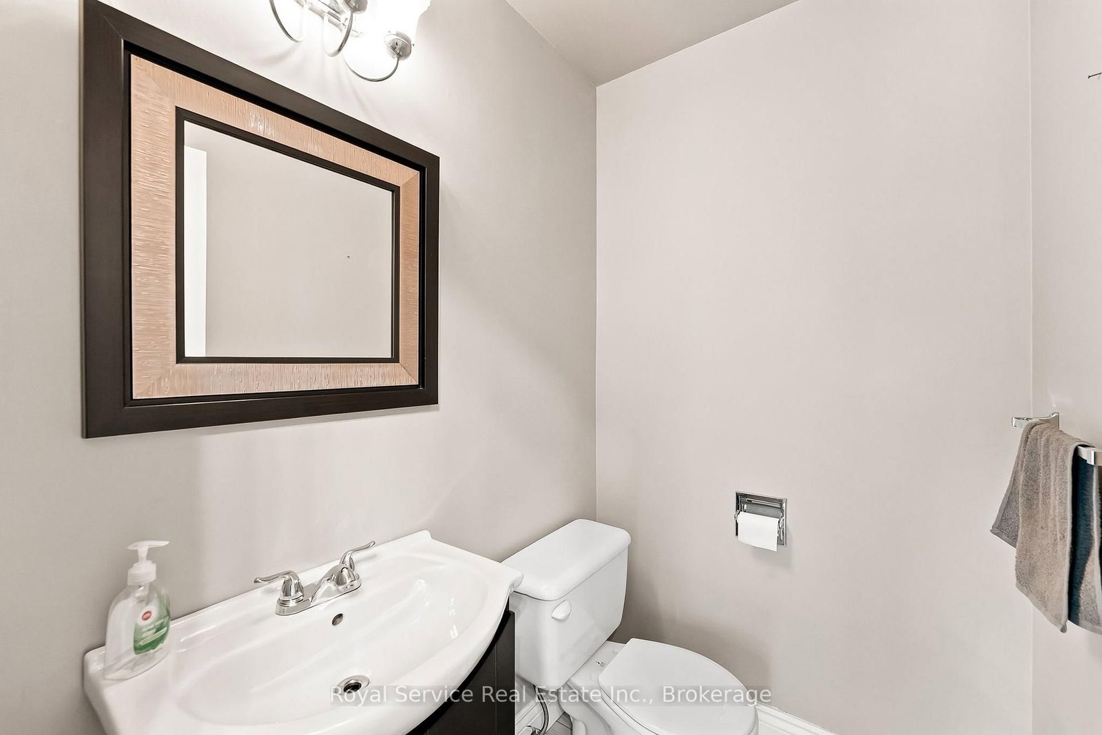 640 Hillcroft Street • Oshawa, ON photo 5