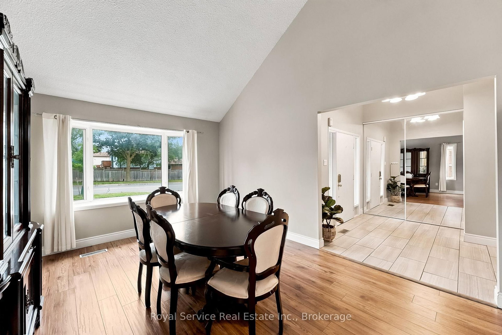 640 Hillcroft Street • Oshawa, ON photo 8
