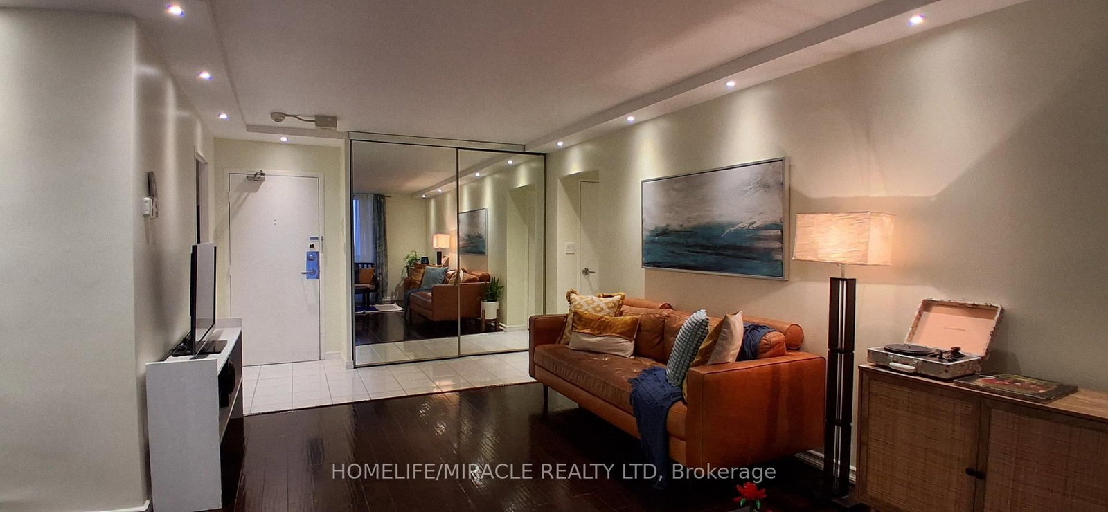 1 Massey Square • #1618 • Toronto, ON photo 5