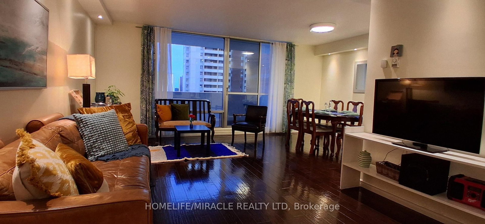 1 Massey Square • #1618 • Toronto, ON photo 8