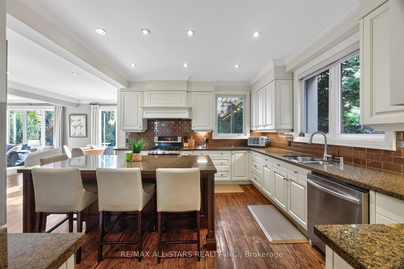 30 St Quentin Avenue • Toronto, ON photo 15