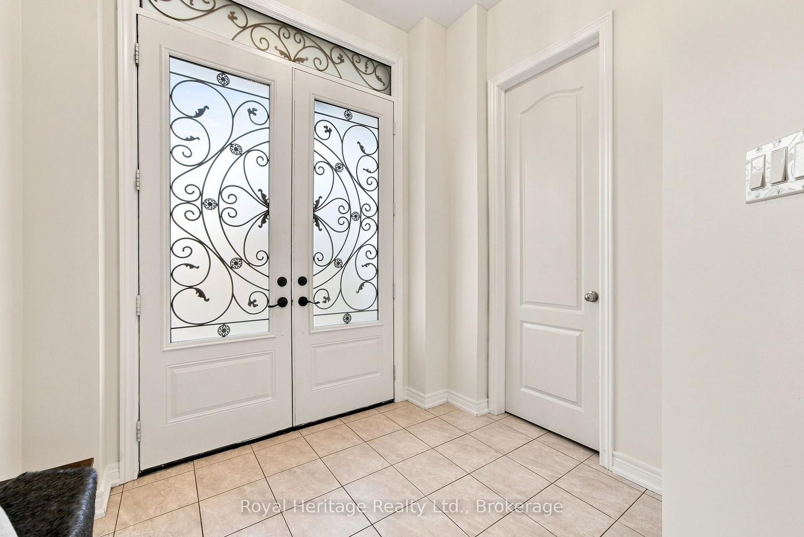 1684 WILLIAM LOTT Drive • Oshawa, ON photo 4