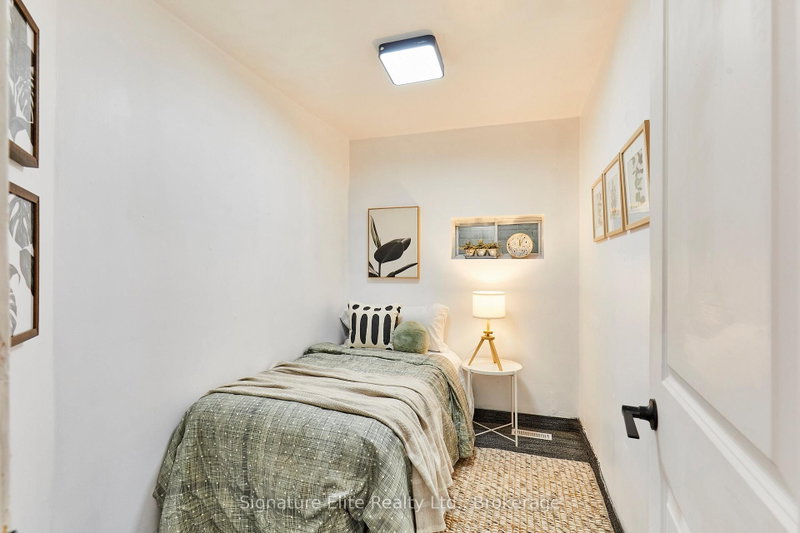 19 Kenworthy Toronto,ON M1L 3B1 — Photo 8