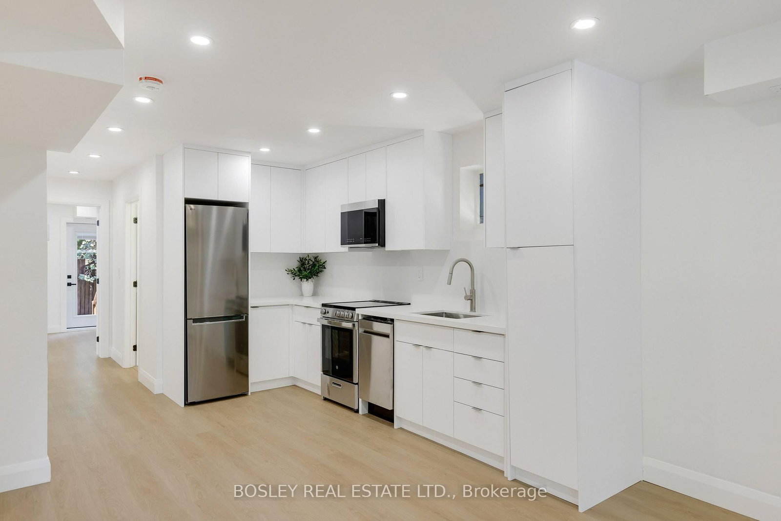 B-225 Gainsborough Rd, Toronto, view 10