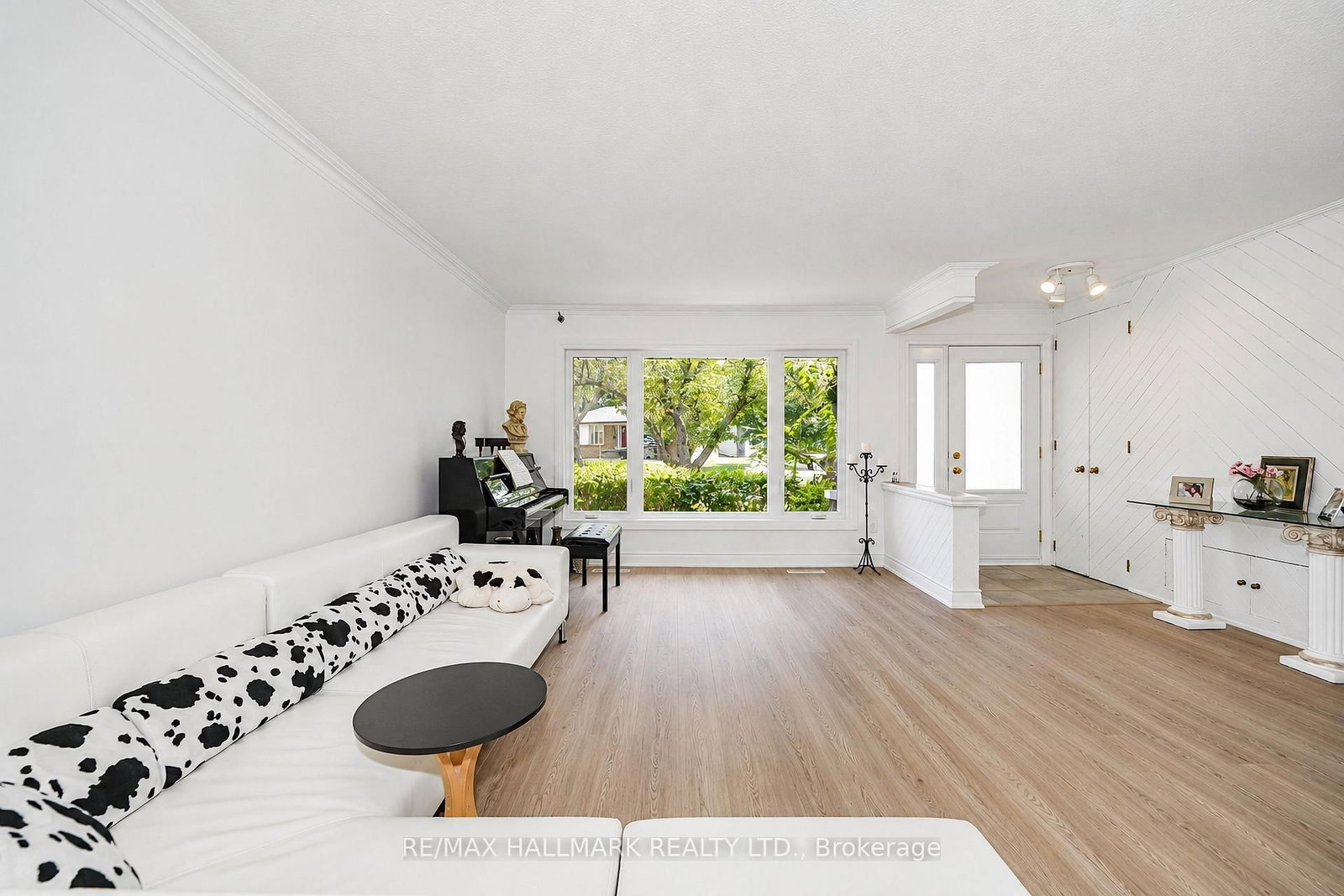 54 Charlemont Crescent • Toronto, ON photo 8