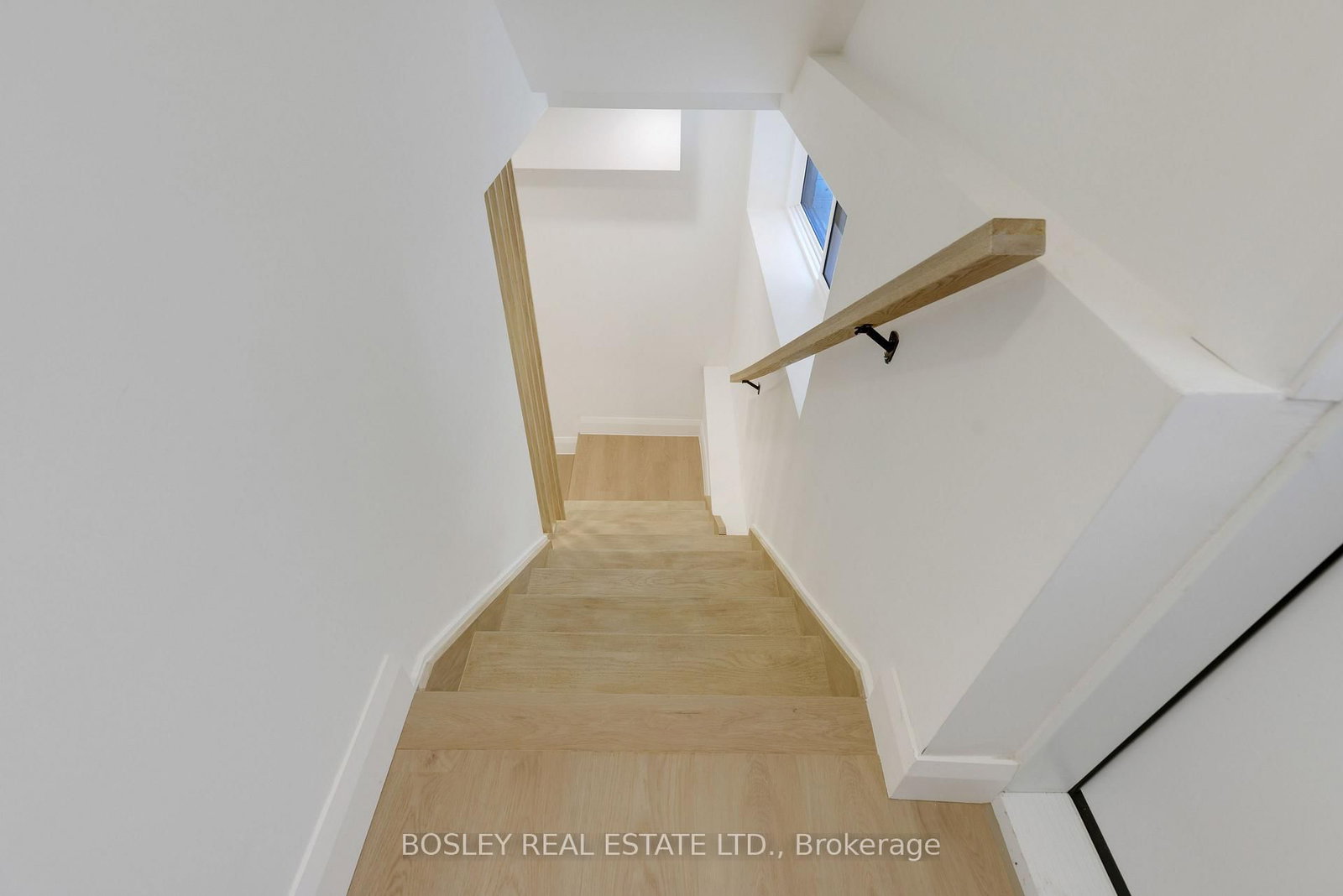 C-225 Gainsborough Rd, Toronto, view 3