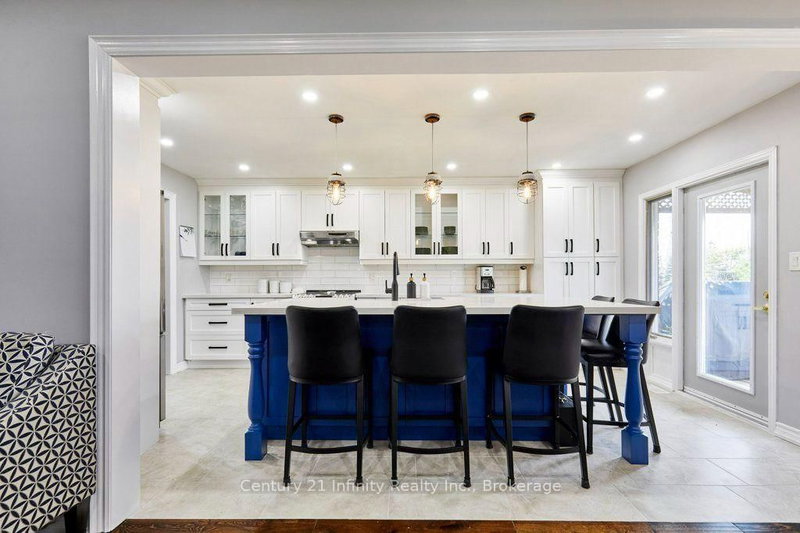 8 Murkar Crescent