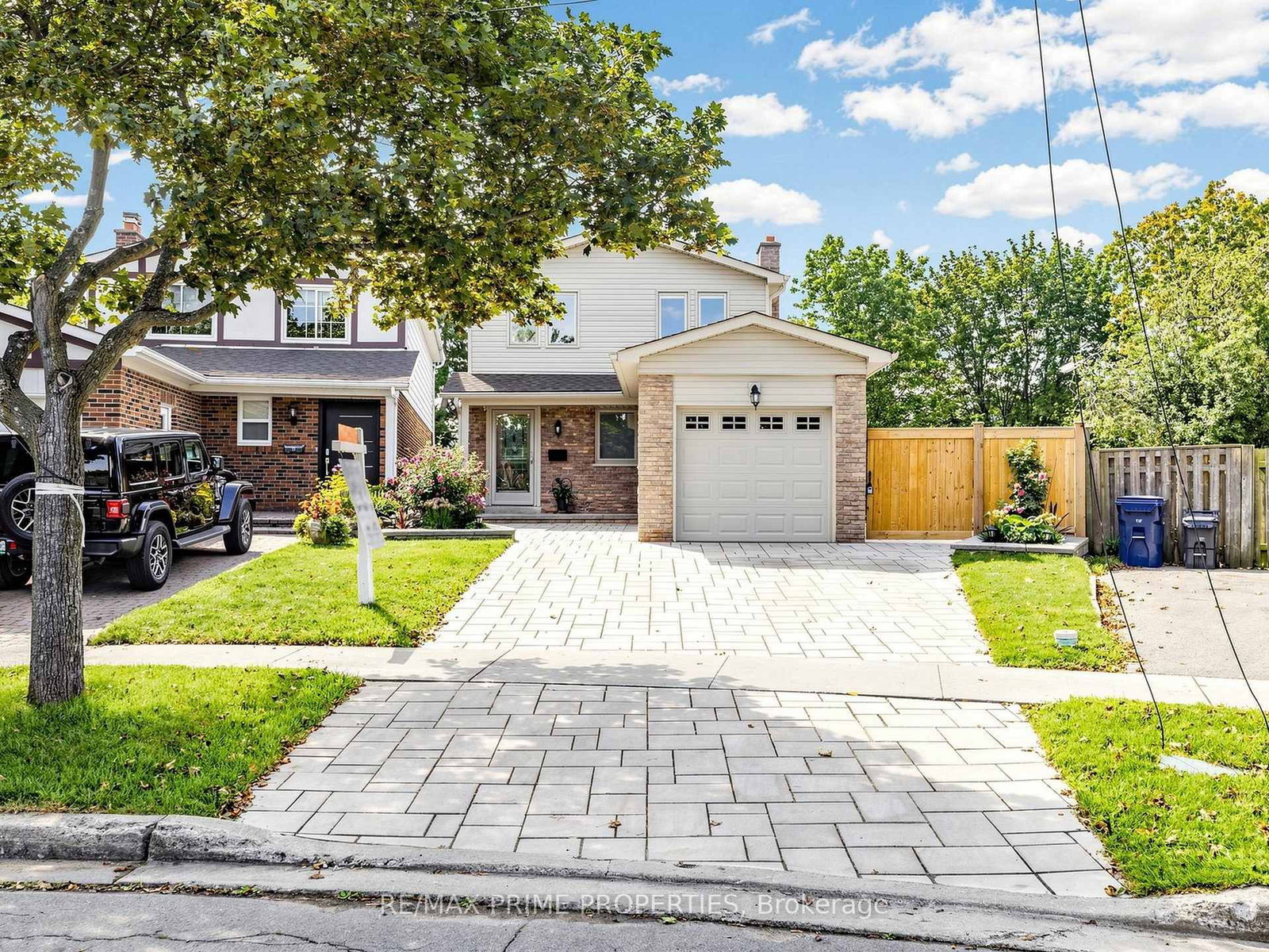 19 Post Horn Grove • Toronto, ON photo 2