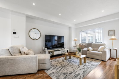 17 Devineridge Avenue • Ajax, ON photo 4
