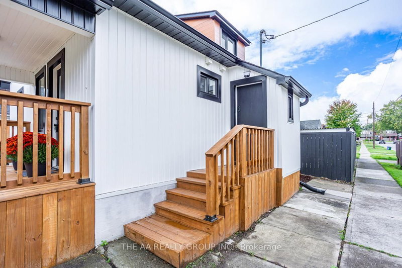 212 Oshawa Boulevard S