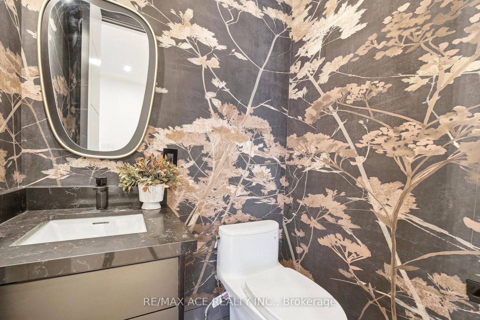 61 Harewood Avenue • Toronto, ON photo 16