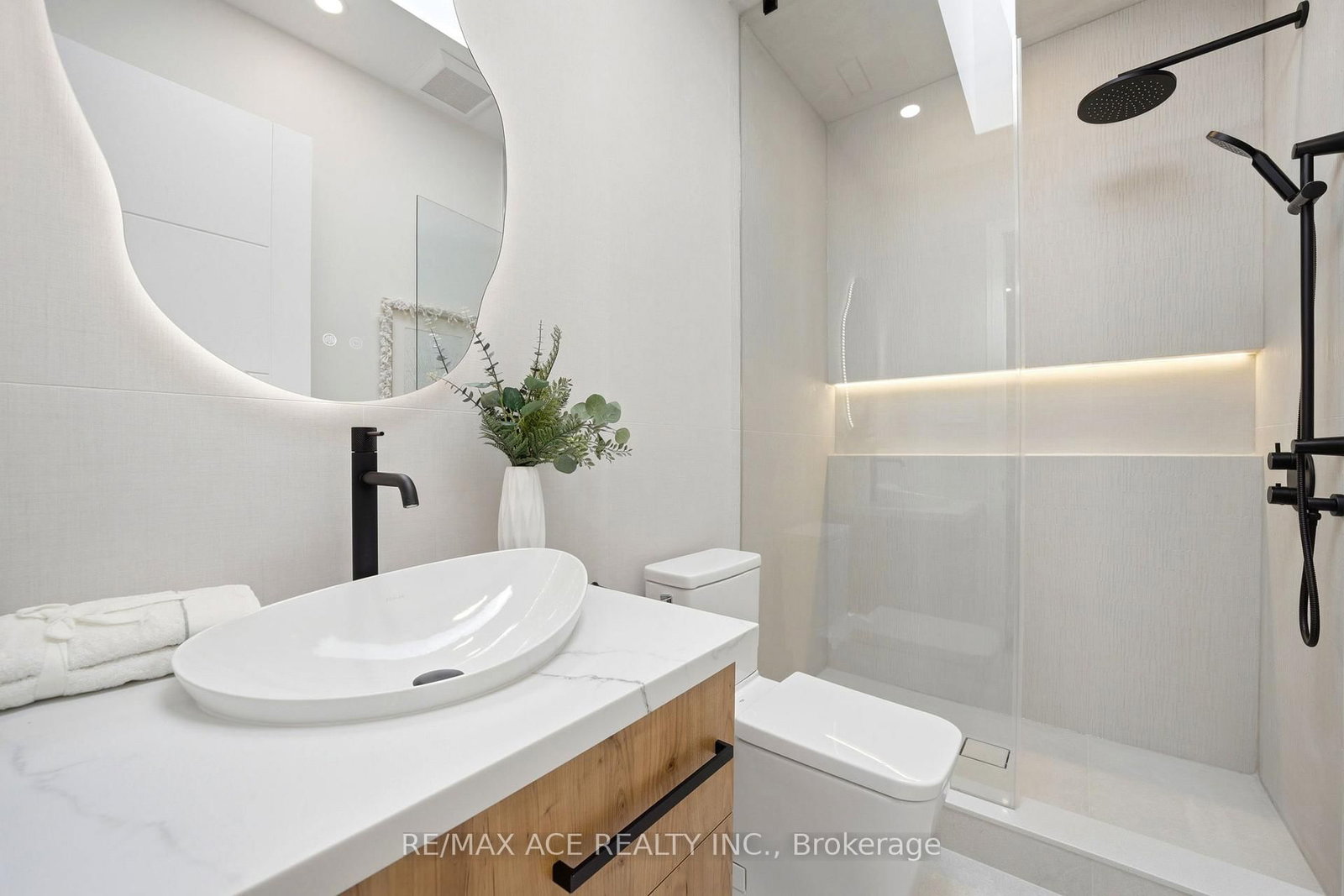 61 Harewood Avenue • Toronto, ON photo 34