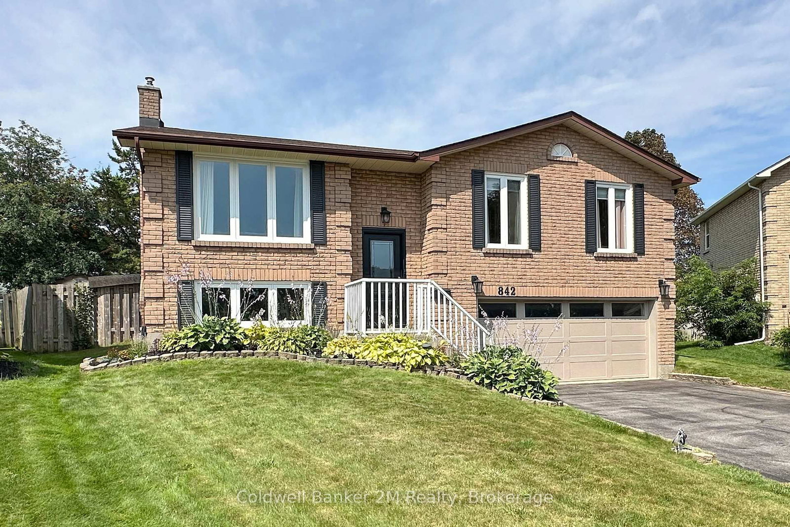 842 Saint Anne Court • Oshawa, ON photo 2