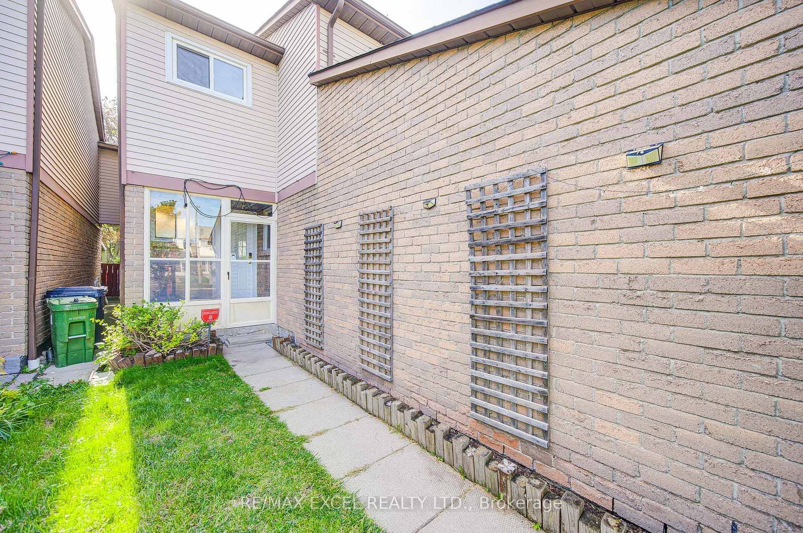 142 Shady Hollow Drive • Toronto, ON photo 3