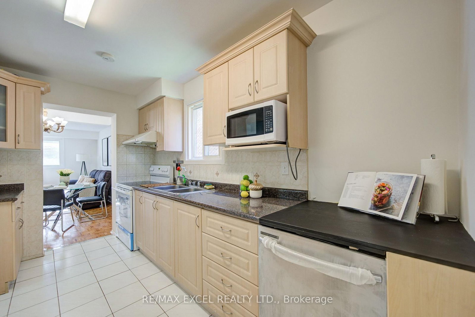 142 Shady Hollow Drive • Toronto, ON photo 5