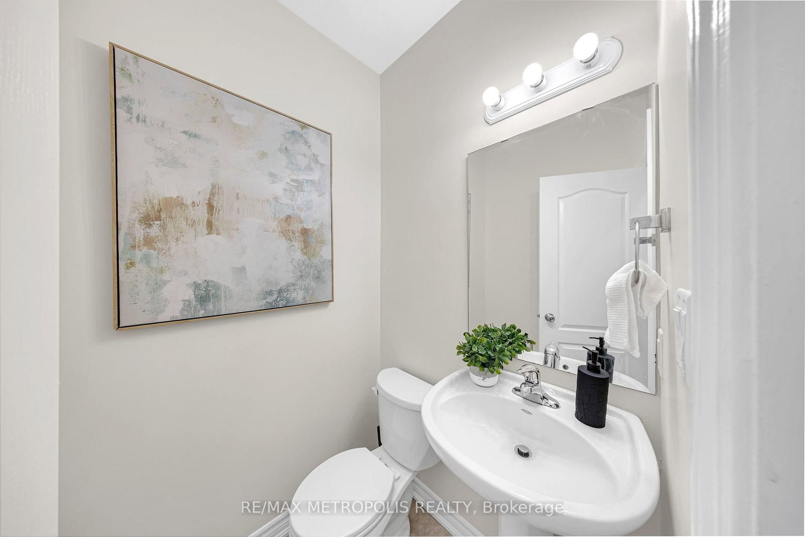 23 Gordon Cowling Street • Clarington, ON photo 12