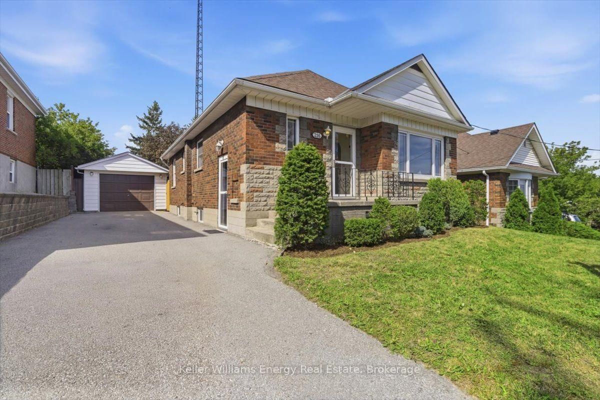 216 College Avenue • Oshawa, ON photo 2