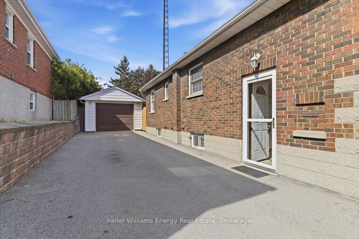 216 College Avenue • Oshawa, ON photo 36