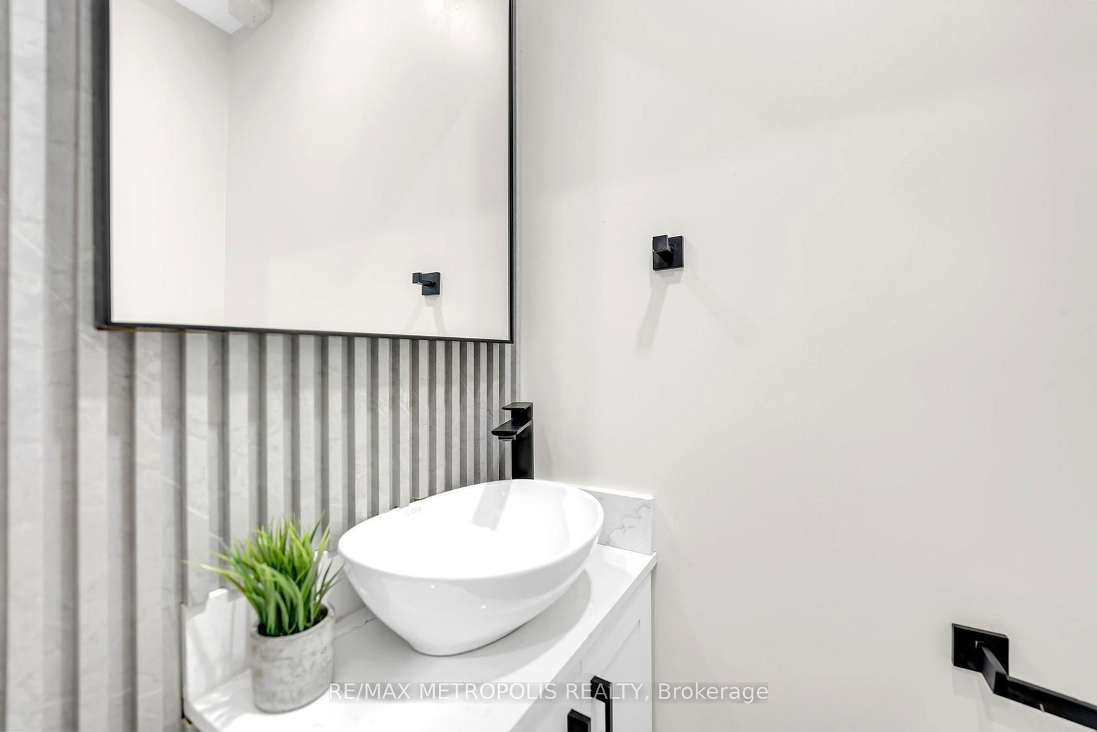 205 Clemence Avenue • Whitby, ON photo 14