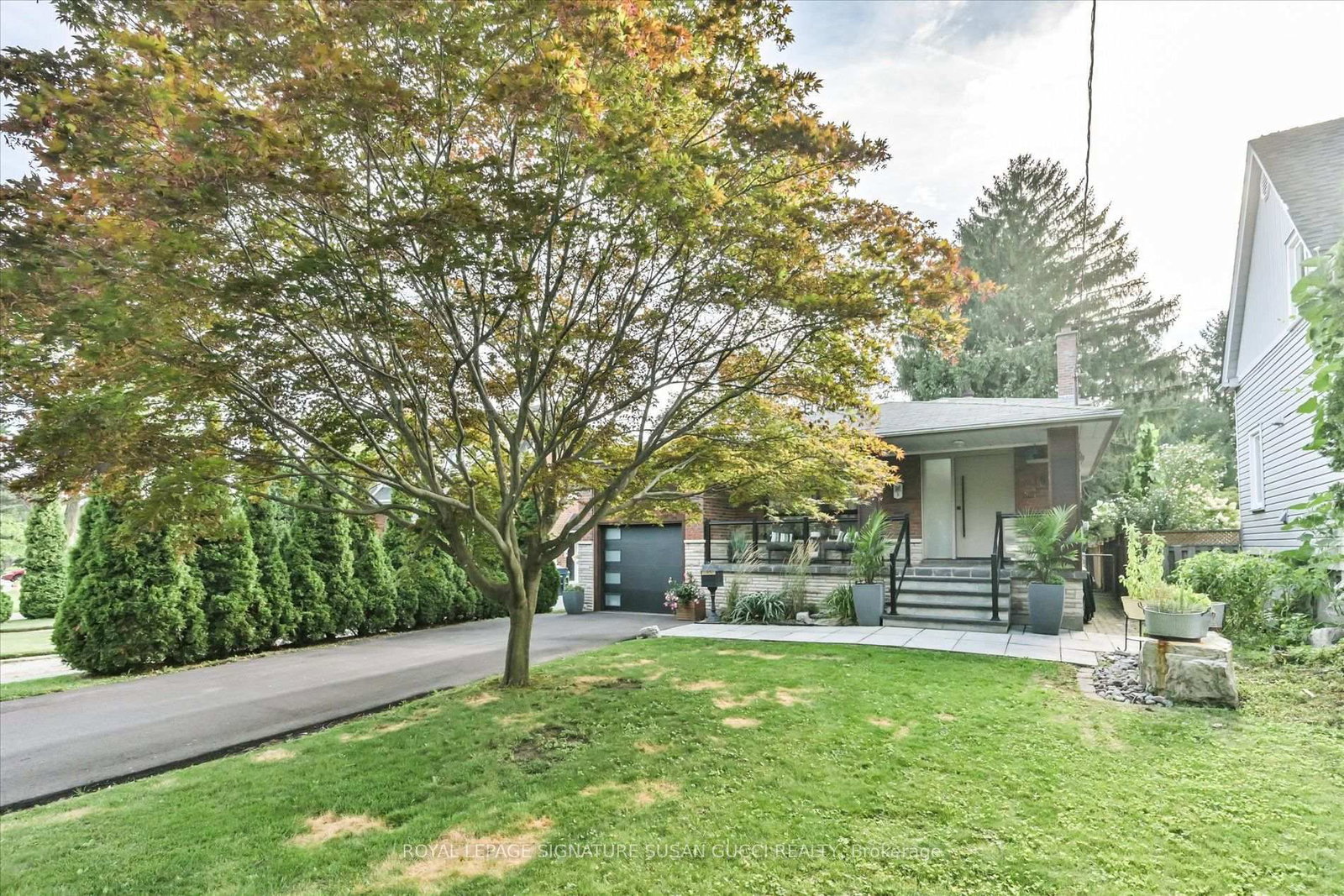 16 Squires Avenue • Toronto, ON photo 2