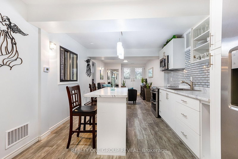 Lower - 524 Simcoe Street S